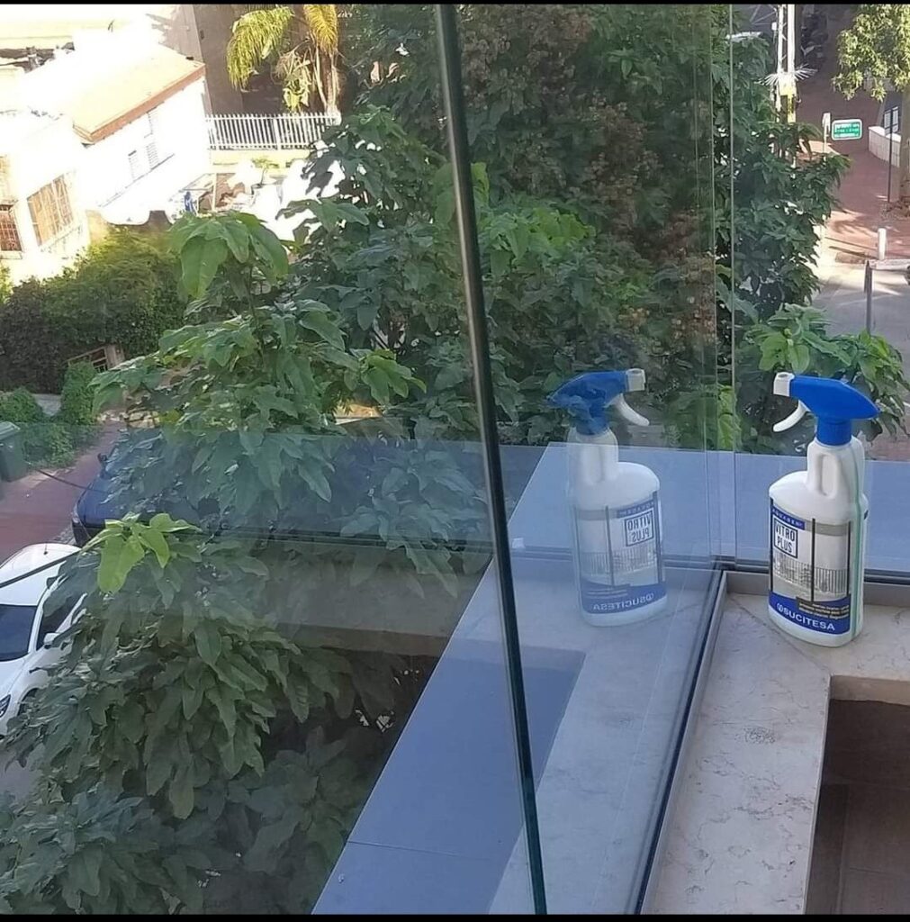 VITRO PLUS – תרסיס לניקוי והברקת חלונות ומשטחי נאנו מונע טביעות אצבע.